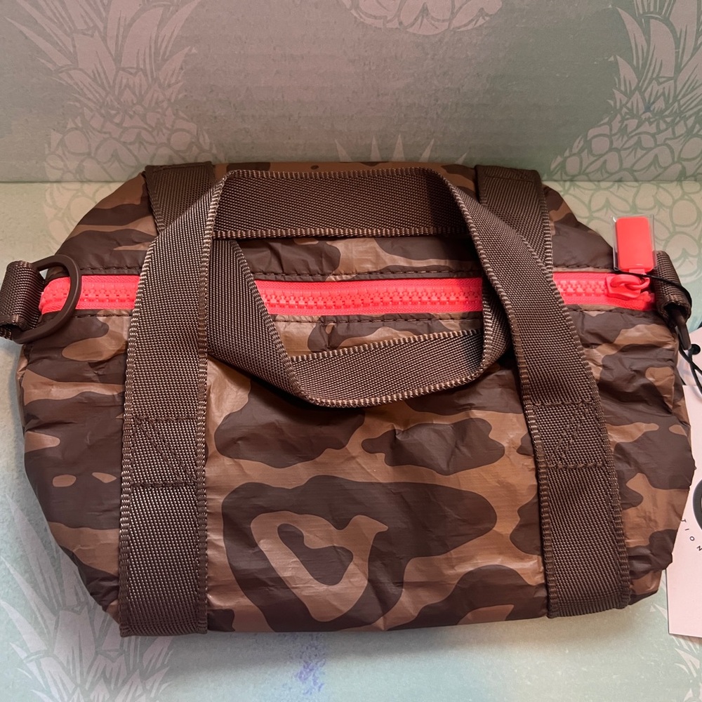 *SOLD* BNWT Aloha Collection Mini Duffle Crossbody🌺 - Picture 2 of 5